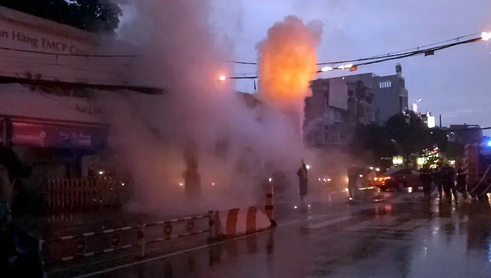 Lực lượng cảnh sát PCCC nhanh chóng có mặt triển khai khống chế hỏa hoạn.